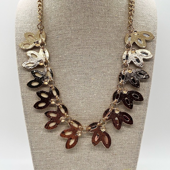 A Couture Laurel Wreath Designed Gold Tone Dual Frost/Cream Statement Necklace - Picture 5 of 7